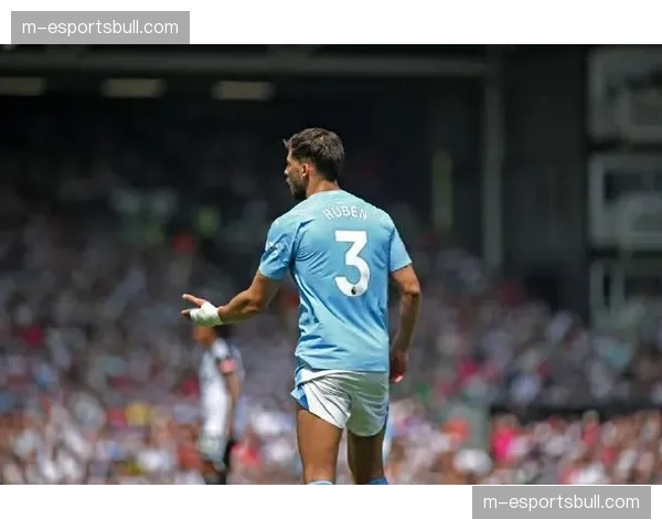 曼城鲁本迪亚斯防守组织能力，葡萄牙中卫控球时冷静沉着